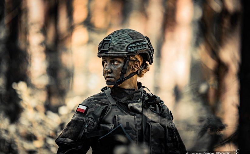 Polska żołnierka w mundurze i w kasku na głowie