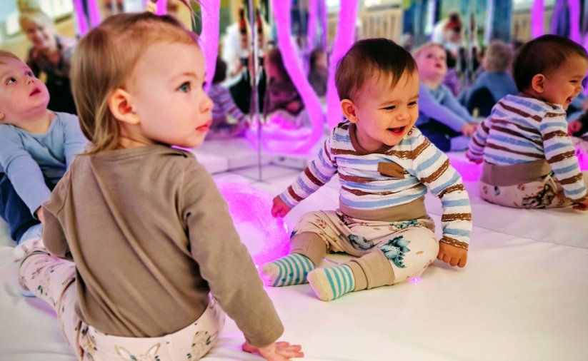 dzieci w lustrzanym domku