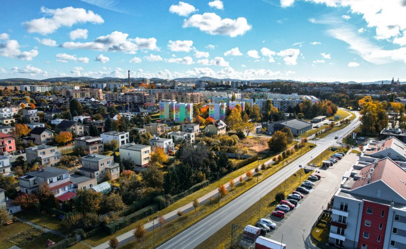 Dzierżoniów z lotu ptaka, za miastem góry i błękitne niebo