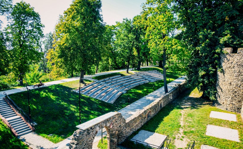 Kamienne mury obronne, amfiteatr chodniki i dużo zieleni - widok z góry.