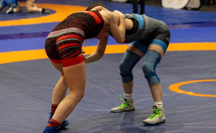 Dwie zapaśniczki podczas walki na macie