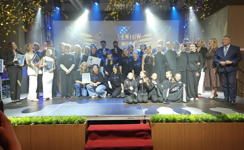 Wszyscy laureaci na wspólnym zdjęciu na scenie patrzą na lecące z góry konfetti