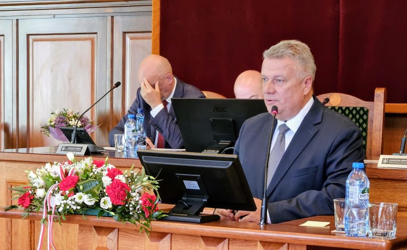 burmistrz Dzierżoniowa dariusz Ky=ucharski podczas prezentowania raportu o stanie miasta za 2025 rok