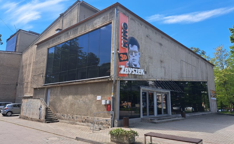 Budynek kinoteatru z przodu, na ścianie duże zdjęcie Zbigniewa Cybulskiego