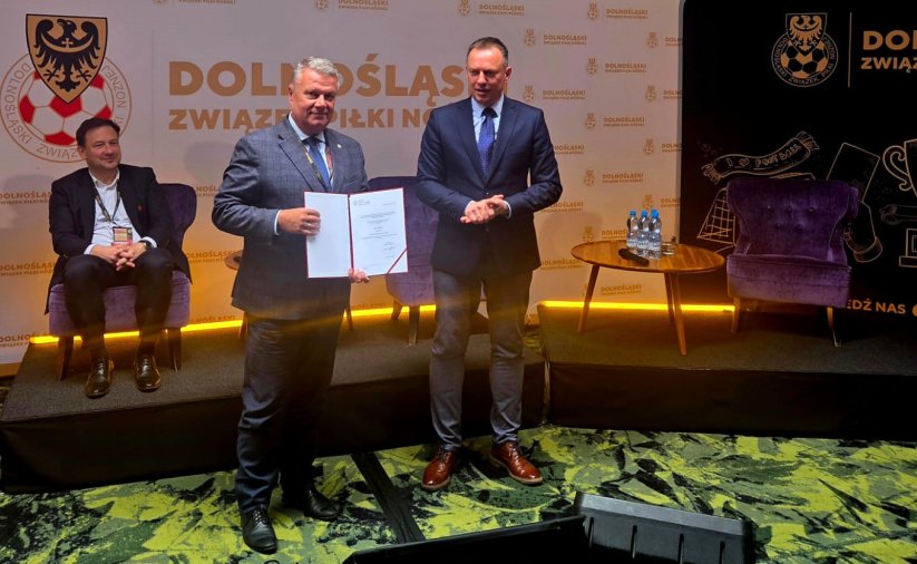 Burmistrz Dzierżoniowa z dyplomem, obok stojący mężczyna