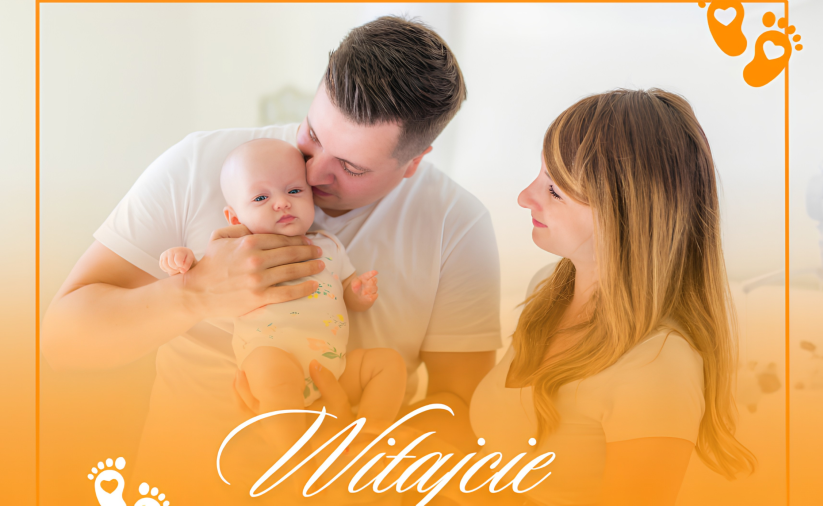 Ojciec trzymający i całujący niemowlaka, obok mama
