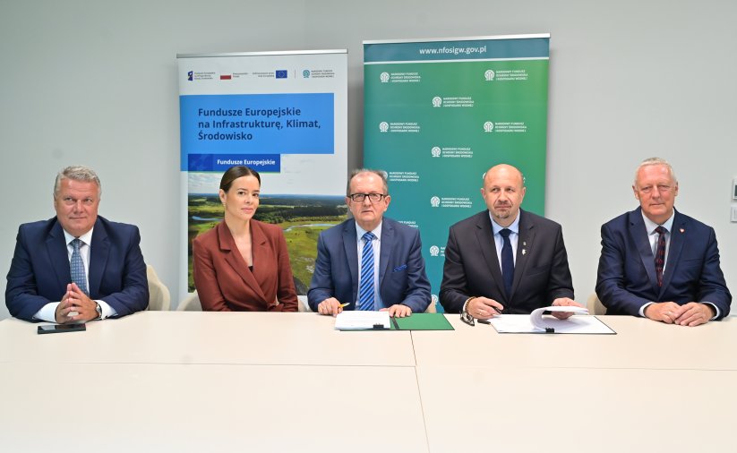 od lewej: Dariusz Kucharski, przedstawiciele NFOŚ, prezes WiK AndrzejBronowicki, poseł Marek Chmielewski, 