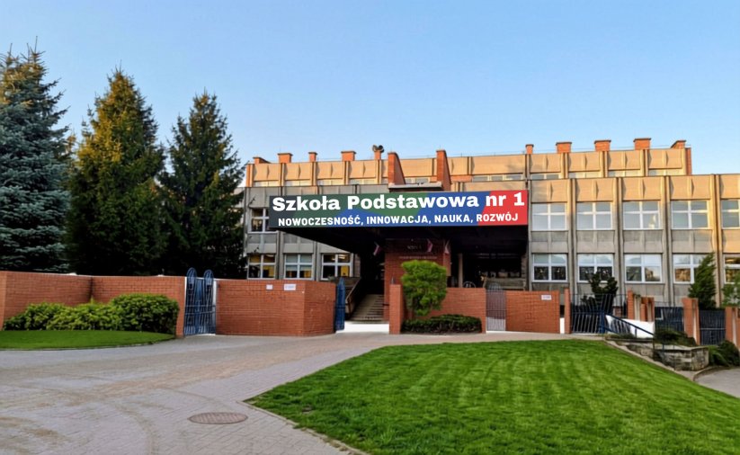 Szkoła od strony wejścia, nad wejściem duża nazwa szkoły