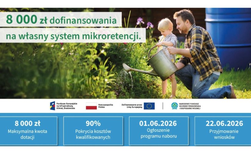 Ojciec z synem podlewają rośliny w ogrodzie metalową konewką