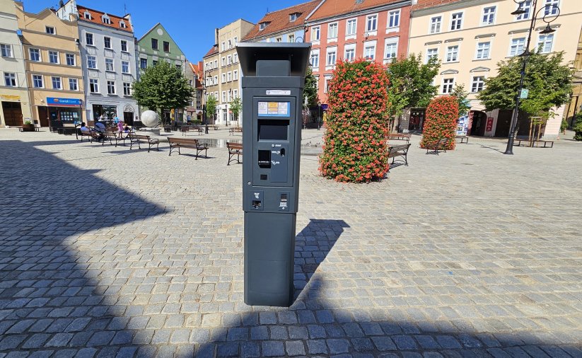Parkometr stojący na dzierżoniowskim rynku