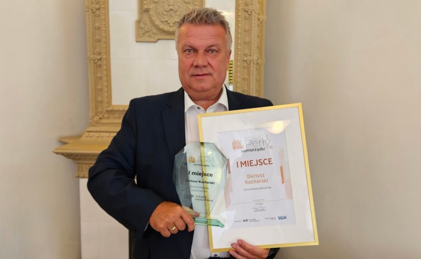 Burmistrz Dzierżoniowa z dyplomem i szklaną statetką