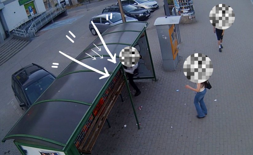 Zdjęcie z monitoringu. Młody człowiek niszczący wiatę przystankową