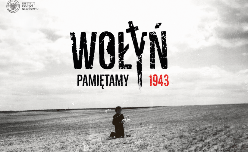 Archiwalne zdjęcie chłopca klęczącego napolu i napis Wołyń - Pamiętamy