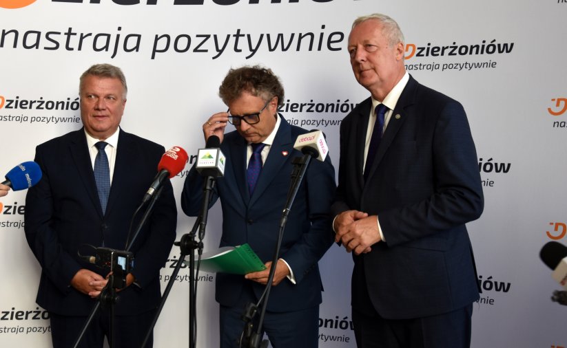 Burmistrz Dzierżoniowa Dariusz Kucharski, wiceminister Jacek Karnowski i poseł Marek Chmielewski stojący przy mikrofonach