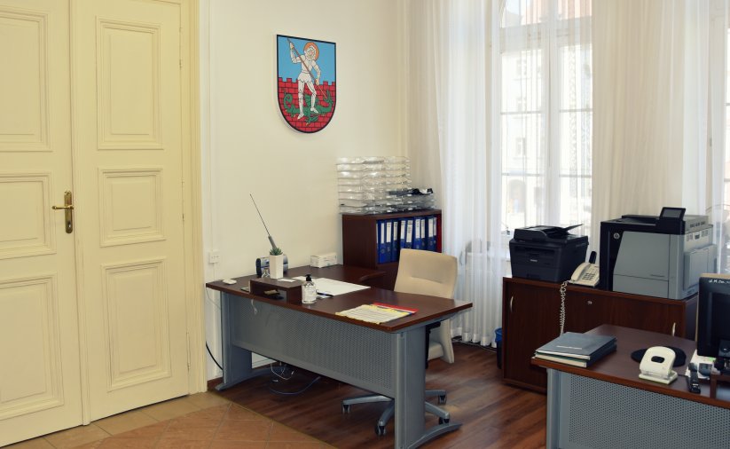 Biurko z komputerem w dużym jasnym pomieszczeniu