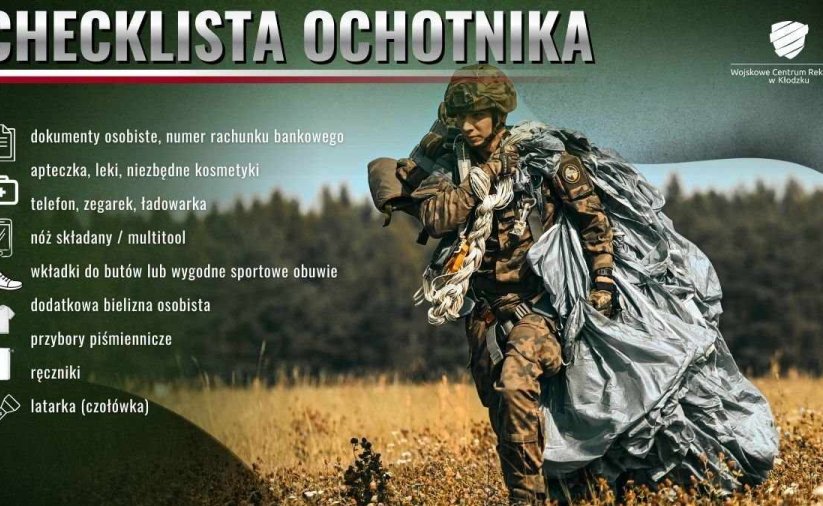 Żołnierz w mundurze bojowym niosący spodochron
