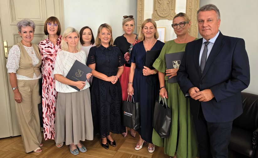 Odchodzące na emeryturę nauczycielki na zdjęciu z burmistrzem
