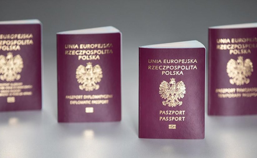 Cztery ustawione obok siebie paszporty