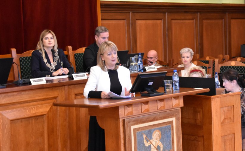 Zastępczyni burmistrza przy mównicy