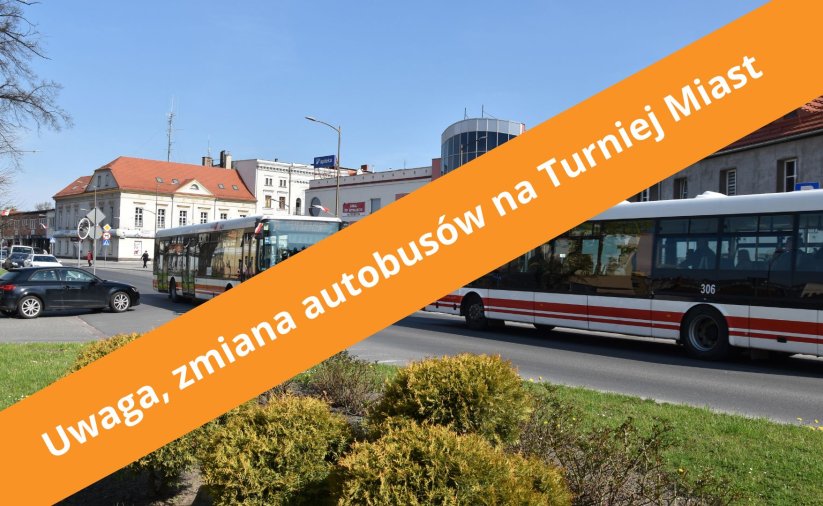 Zdjęcie dwóch autobusów na ul. Piłsudskiego, na zdjęciu pomarańczowy pasek z napisem: Uwaga, zmiana autobusów na Turniej Miast