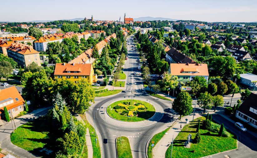 Dzierżoniów z góry, na pierwszym planie rondo
