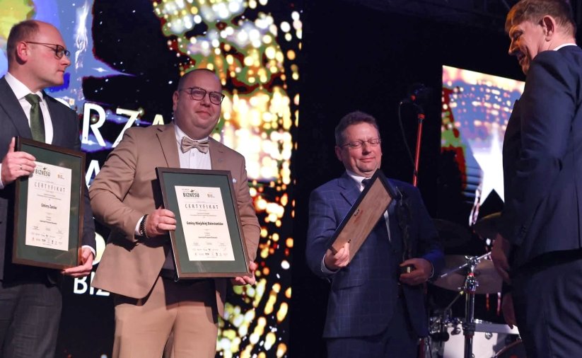 Wiceburmistrz Dzierżoniowa z certyfikatem za II miejsce w konkursie Gwiazdy Biznesu 2026, na scenie z przedstawicielami wyróżnionych samorządów.