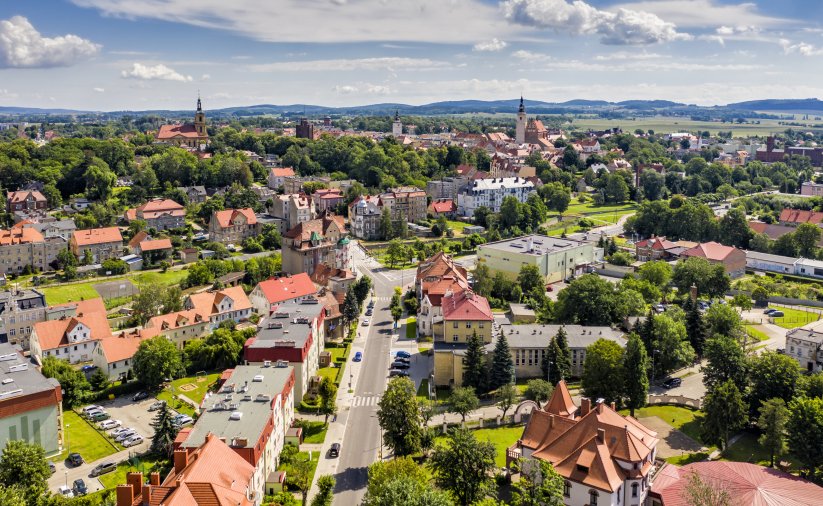 Dzierżoniów z lotu ptaka, za miastem góry