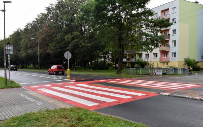 Aktywne przejście dla pieszych na ul. Piastwoskiej, przejście pokryte czerwoną nawierzchnią