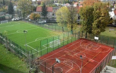 Boiska orlika z góry, zieloe boisko piłkarskie ze sztuczną nawierzchnią trawiastą i czerwone bosiko wielofunkcyjne