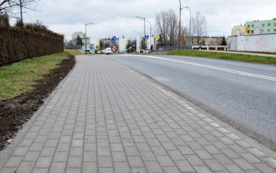 Nowy chodnik z kostki betonowej, w tle bloki mieszkalne