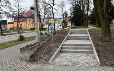 Schody z kostki kamiennej prowadzące do alejki