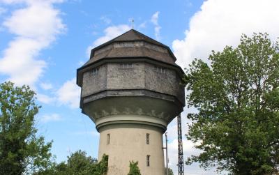 Widok na wieże ciśnień w Bischofsheim