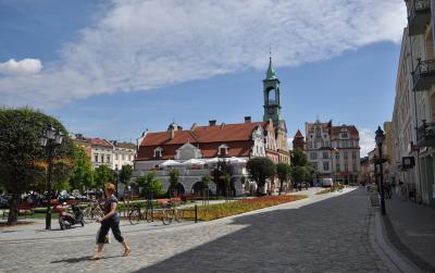 Rynek w Kluczborku, w drugim planie budynek ratusza