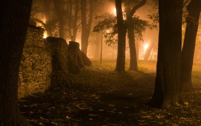 Widok na mury obronne nocą 