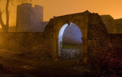 Widok na mury obronne nocą 