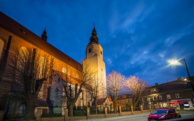 Dzierżoniów nocą. Widok kościoła pw. Św. Jerzego, ujęcie od strony ulicy Spacerowej