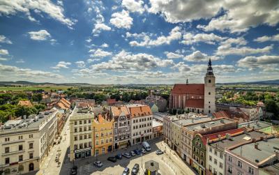 Widok na południowo-wschodnią część miasta z wieży dzierżoniowskiego ratusza