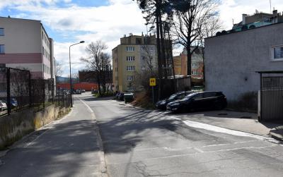 Ul. Okrzei, po lewej budynki szpitala