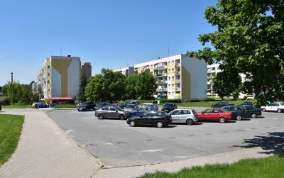 Parking przy SP 1 przed remontem, w tle bloki os. Różanego