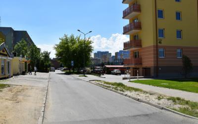 Droga przed remontem, z boku nowy blok spółdzielczy
