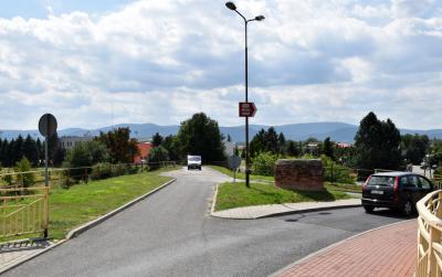 Zjazd z wiaduktu na wyremontowaną drogę