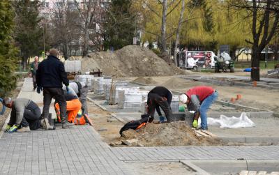 Wykładanie chodnika kostka betonową 