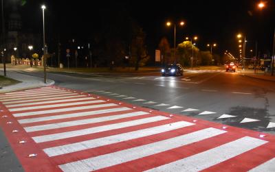 Aktywne przejście, widok nocą 