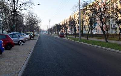 Droga i miejsca parkingowe pomiędzy os. Złotym i Błękitnym