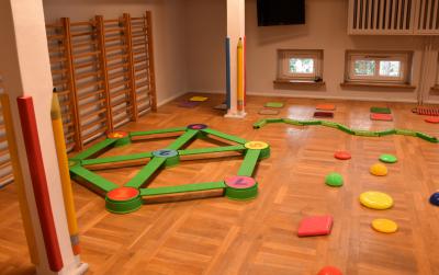 Sala do ćwiczeń z elementami do zabawy