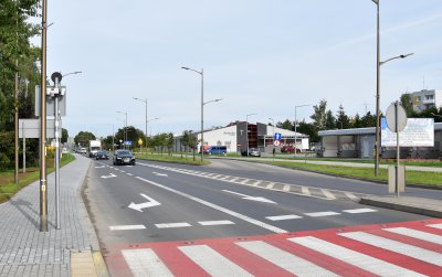 Baiło-czerwone przejscie dla pieszych, pusta droga