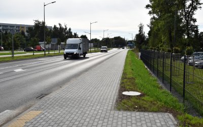 Chodnik, jadące droga auto dostawcze 