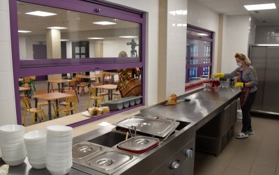 Stołówka szkolna i miejsce do wydawania posiłków 