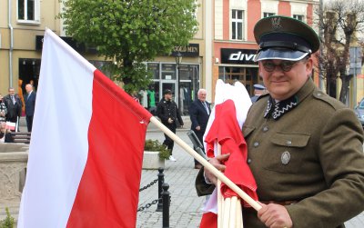 Rekonstruktorzy z SRH Szpica rozdają flagi w dzierzoniowskim Rynku