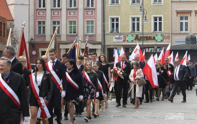 Pochod 3-majowy, ludzie z flagami Polski